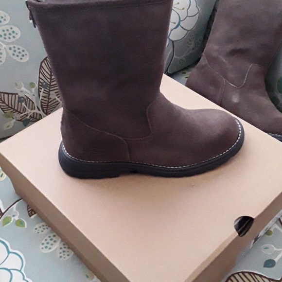 Ugg - Picture 3 of 8